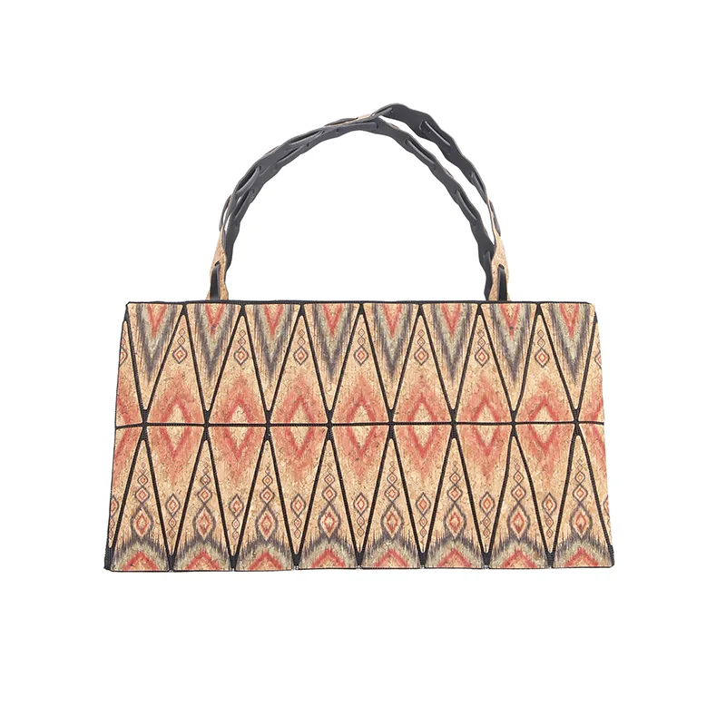 Umweltfreundliche Korktasche mit geometrischem Gitter