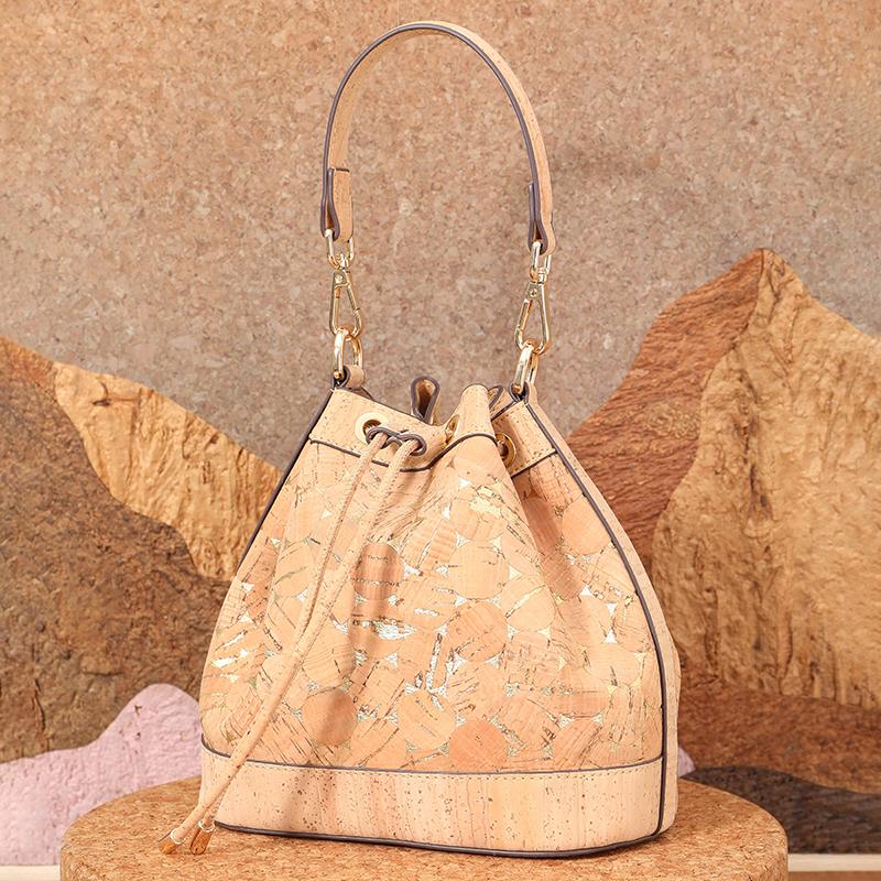 Beuteltasche mit Kordelzug aus Kork mit Retro-Struktur Beuteltasche mit Kordelzug aus Kork mit Retro-Struktur